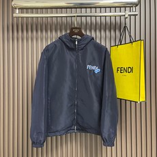 🛒🛒Fendi 饰刺绣章双面穿薄棉服夹克外套,采用高密平纹梭织工艺,聚酯纱线排布紧密规整,布面细腻平滑,纹理清晰均匀。其 🛒🛒Fendi 饰刺绣章双面穿薄棉服夹克外套,采用高密平纹梭织工艺,聚酯纱线排布紧密规整,布面细腻平滑,纹理清晰均匀。其