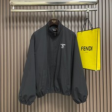 🛒🛒WE11DONE 做旧徽标立领夹克外套 定制珩序锦棉混织 挺括抗皱 温润亲肤 砚墨玄黑浸染衣身 布面凝敛哑光肌理 演 🛒🛒WE11DONE 做旧徽标立领夹克外套 定制珩序锦棉混织 挺括抗皱 温润亲肤 砚墨玄黑浸染衣身 布面凝敛哑光肌理 演
