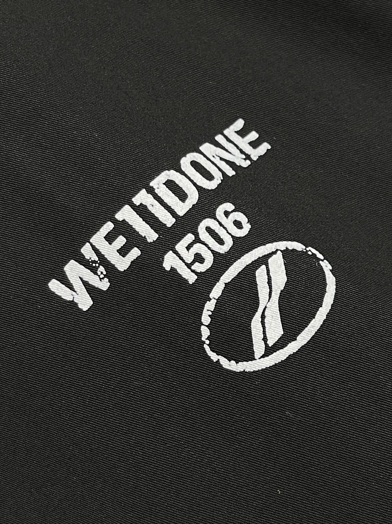 🛒🛒WE11DONE 做旧徽标立领夹克外套 定制珩序锦棉混织 挺括抗皱 温润亲肤 砚墨玄黑浸染衣身 布面凝敛哑光肌理 演 🛒🛒WE11DONE 做旧徽标立领夹克外套 定制珩序锦棉混织 挺括抗皱 温润亲肤 砚墨玄黑浸染衣身 布面凝敛哑光肌理 演