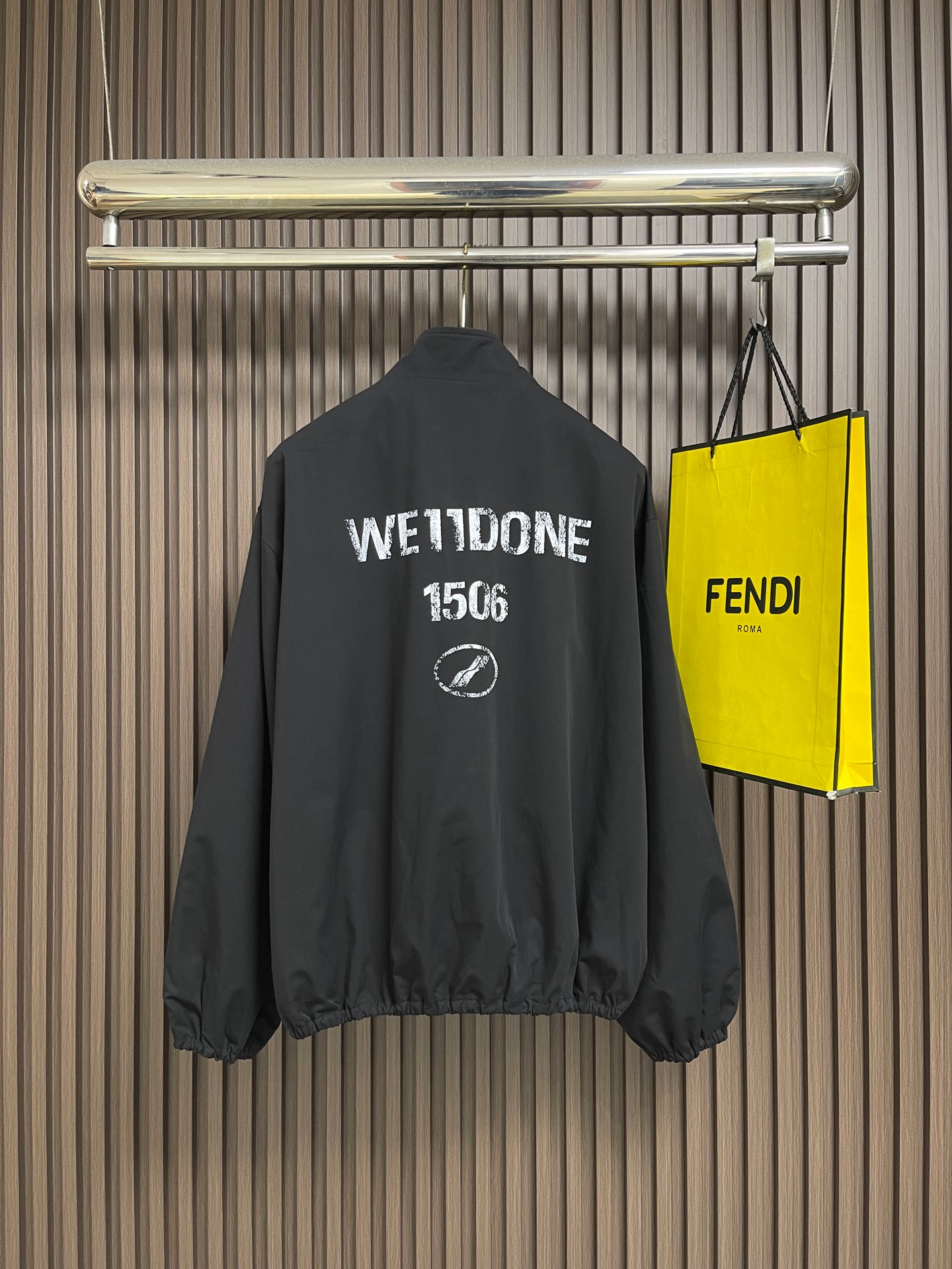 🛒🛒WE11DONE 做旧徽标立领夹克外套 定制珩序锦棉混织 挺括抗皱 温润亲肤 砚墨玄黑浸染衣身 布面凝敛哑光肌理 演 🛒🛒WE11DONE 做旧徽标立领夹克外套 定制珩序锦棉混织 挺括抗皱 温润亲肤 砚墨玄黑浸染衣身 布面凝敛哑光肌理 演