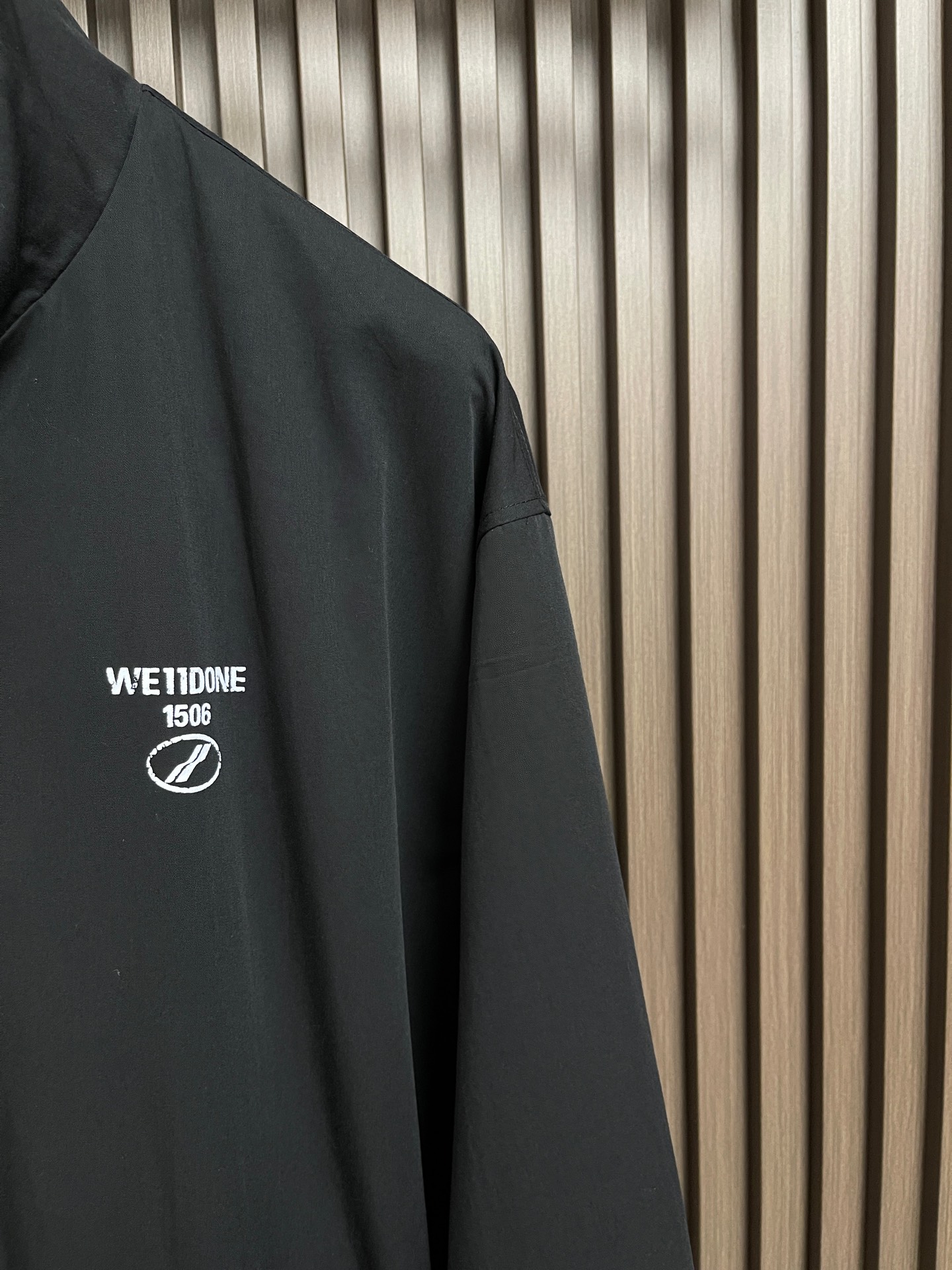 🛒🛒WE11DONE 做旧徽标立领夹克外套 定制珩序锦棉混织 挺括抗皱 温润亲肤 砚墨玄黑浸染衣身 布面凝敛哑光肌理 演 🛒🛒WE11DONE 做旧徽标立领夹克外套 定制珩序锦棉混织 挺括抗皱 温润亲肤 砚墨玄黑浸染衣身 布面凝敛哑光肌理 演