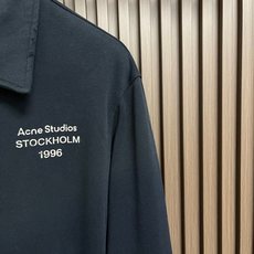 🛒🛒Acne studios 1996复古字母翻领拉链夹克外套,复古做旧翻领,胸口品牌字母刺绣点缀,松弛简约风格,日常穿 🛒🛒Acne studios 1996复古字母翻领拉链夹克外套,复古做旧翻领,胸口品牌字母刺绣点缀,松弛简约风格,日常穿
