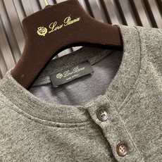 🛒🛒Loro Piana 四粒扣棉质圆领短袖t恤,甄选高品质纯棉面料织造而成,质地柔软细腻、透气亲肤,兼具良好垂坠感与挺 🛒🛒Loro Piana 四粒扣棉质圆领短袖t恤,甄选高品质纯棉面料织造而成,质地柔软细腻、透气亲肤,兼具良好垂坠感与挺