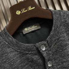 🛒🛒Loro Piana 四粒扣棉质圆领短袖t恤,甄选高品质纯棉面料织造而成,质地柔软细腻、透气亲肤,兼具良好垂坠感与挺 🛒🛒Loro Piana 四粒扣棉质圆领短袖t恤,甄选高品质纯棉面料织造而成,质地柔软细腻、透气亲肤,兼具良好垂坠感与挺