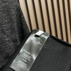 🛒🛒Loro Piana 四粒扣棉质圆领短袖t恤,甄选高品质纯棉面料织造而成,质地柔软细腻、透气亲肤,兼具良好垂坠感与挺 🛒🛒Loro Piana 四粒扣棉质圆领短袖t恤,甄选高品质纯棉面料织造而成,质地柔软细腻、透气亲肤,兼具良好垂坠感与挺
