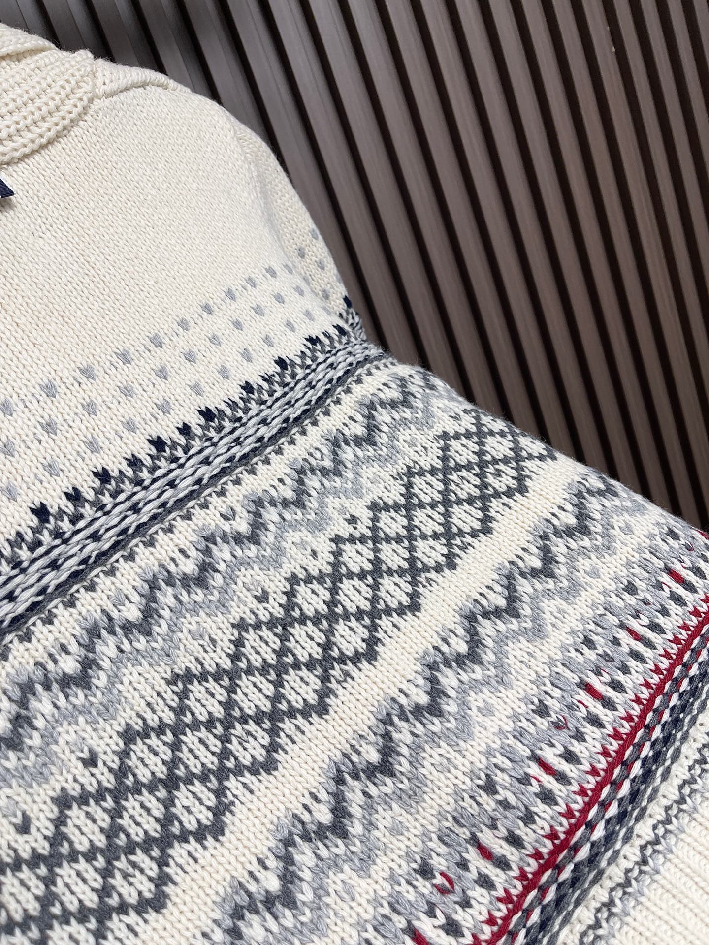 🛒🛒THOM BROWNE TB费尔岛提花青果领羊毛开衫，秋冬氛围感王牌单品，品牌标志性轻奢复古针织外套，融合传统北欧费