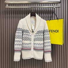 🛒🛒THOM BROWNE TB费尔岛提花青果领羊毛开衫,秋冬氛围感王牌单品,品牌标志性轻奢复古针织外套,融合传统北欧费 🛒🛒THOM BROWNE TB费尔岛提花青果领羊毛开衫,秋冬氛围感王牌单品,品牌标志性轻奢复古针织外套,融合传统北欧费
