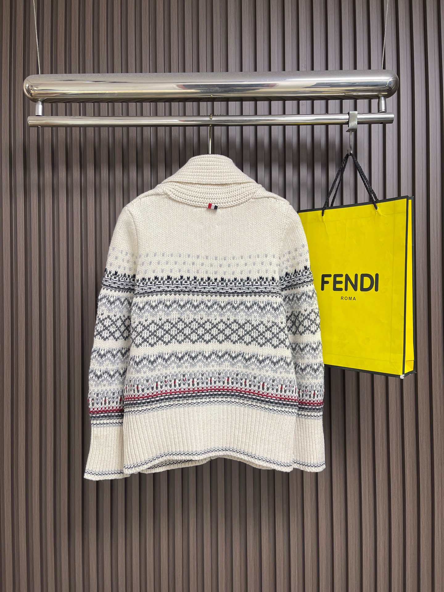 🛒🛒THOM BROWNE TB费尔岛提花青果领羊毛开衫，秋冬氛围感王牌单品，品牌标志性轻奢复古针织外套，融合传统北欧费