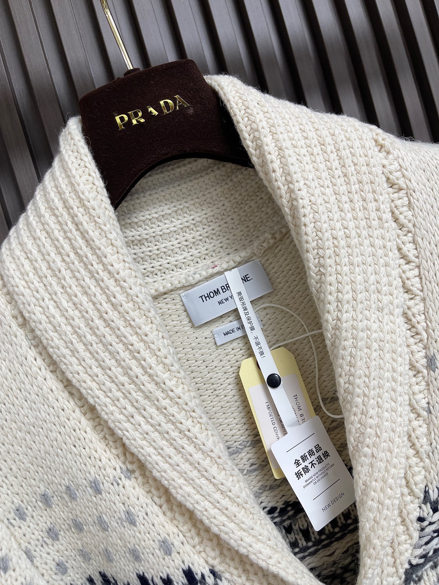 🛒🛒THOM BROWNE TB费尔岛提花青果领羊毛开衫，秋冬氛围感王牌单品，品牌标志性轻奢复古针织外套，融合传统北欧费