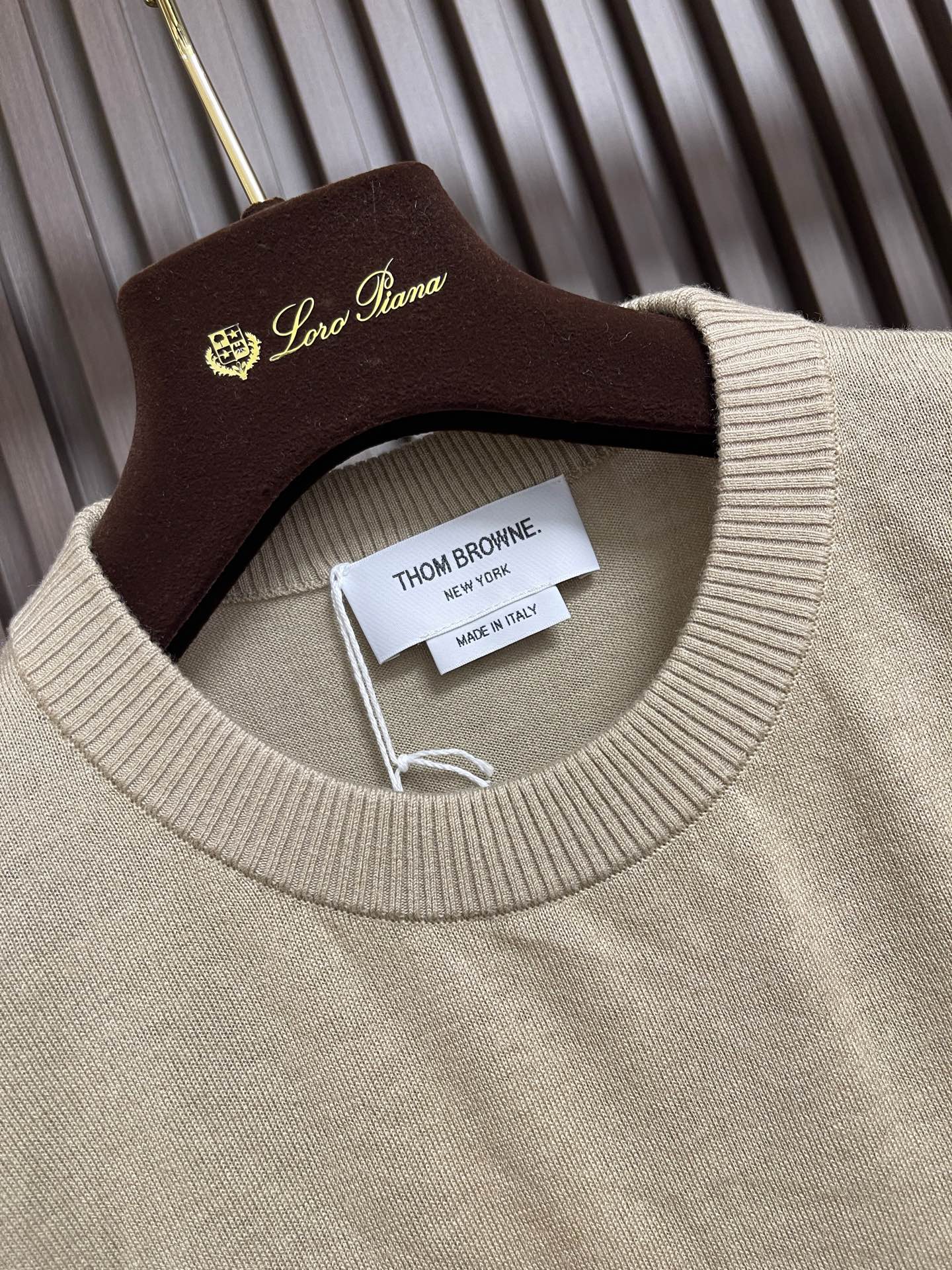🛒🛒thom browne tb 2026ss早秋新款 细羊毛针织色织圆领羊毛薄款  男女同款，经典圆领细羊毛毛衣，衣橱