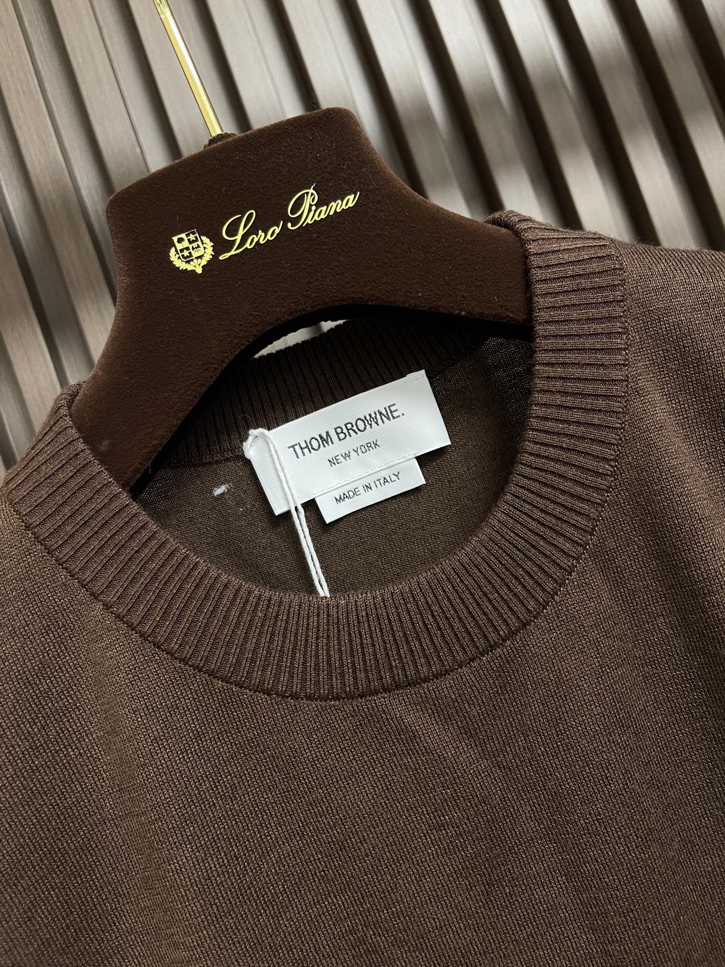 🛒🛒thom browne tb 2026ss早秋新款 细羊毛针织色织圆领羊毛薄款 男女同款,经典圆领细羊毛毛衣,衣橱 🛒🛒thom browne tb 2026ss早秋新款 细羊毛针织色织圆领羊毛薄款 男女同款,经典圆领细羊毛毛衣,衣橱