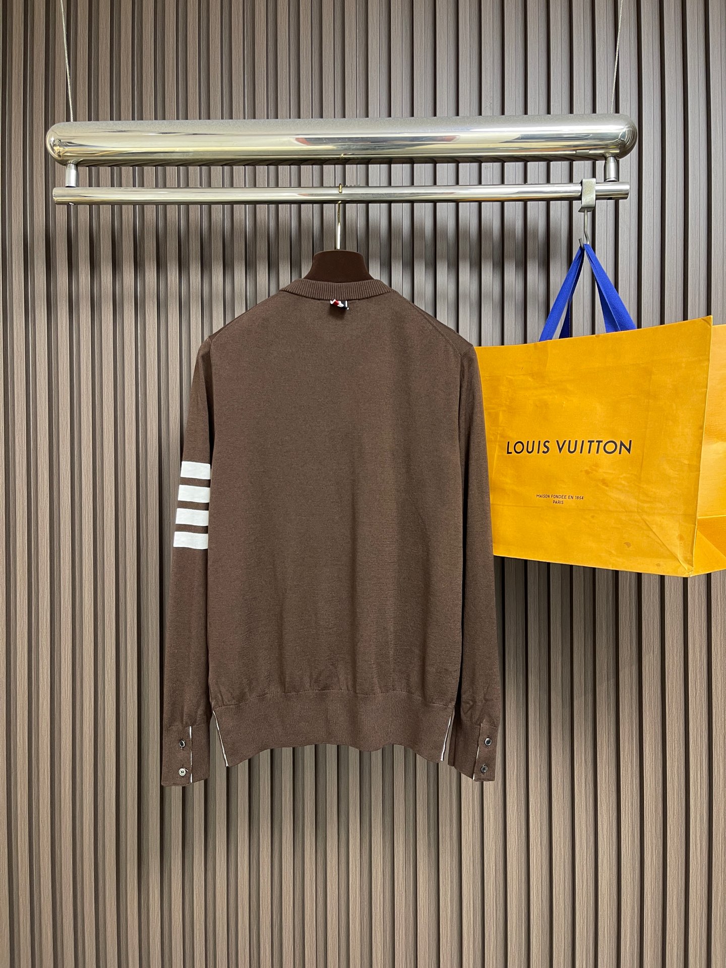 🛒🛒thom browne tb 2026ss早秋新款 细羊毛针织色织圆领羊毛薄款 男女同款,经典圆领细羊毛毛衣,衣橱 🛒🛒thom browne tb 2026ss早秋新款 细羊毛针织色织圆领羊毛薄款 男女同款,经典圆领细羊毛毛衣,衣橱