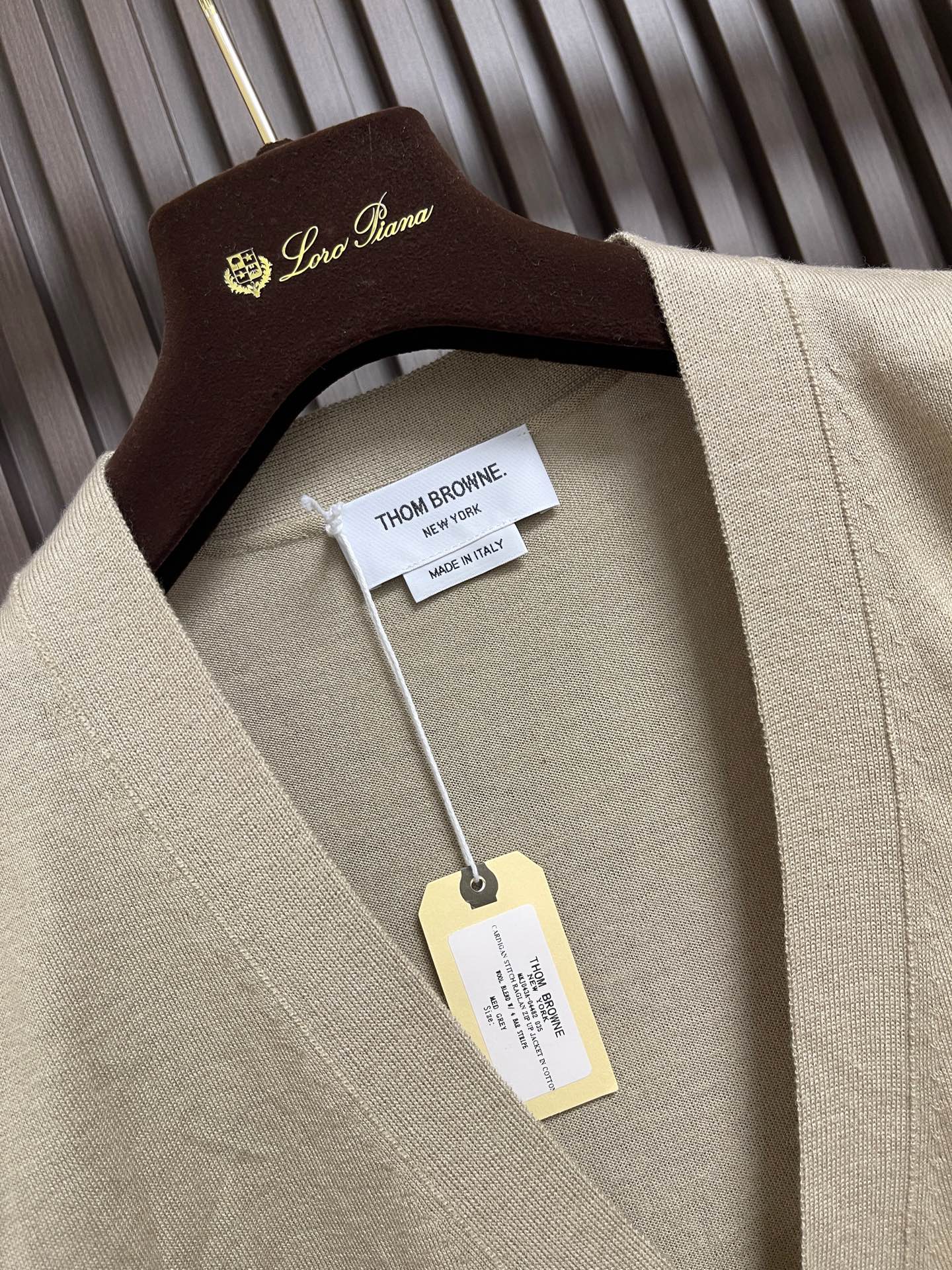 🛒🛒thom browne tb 2026ss早秋新款 细羊毛针织色织四杠V领羊毛薄款五扣 男女同款,经典V领细羊毛毛 🛒🛒thom browne tb 2026ss早秋新款 细羊毛针织色织四杠V领羊毛薄款五扣 男女同款,经典V领细羊毛毛