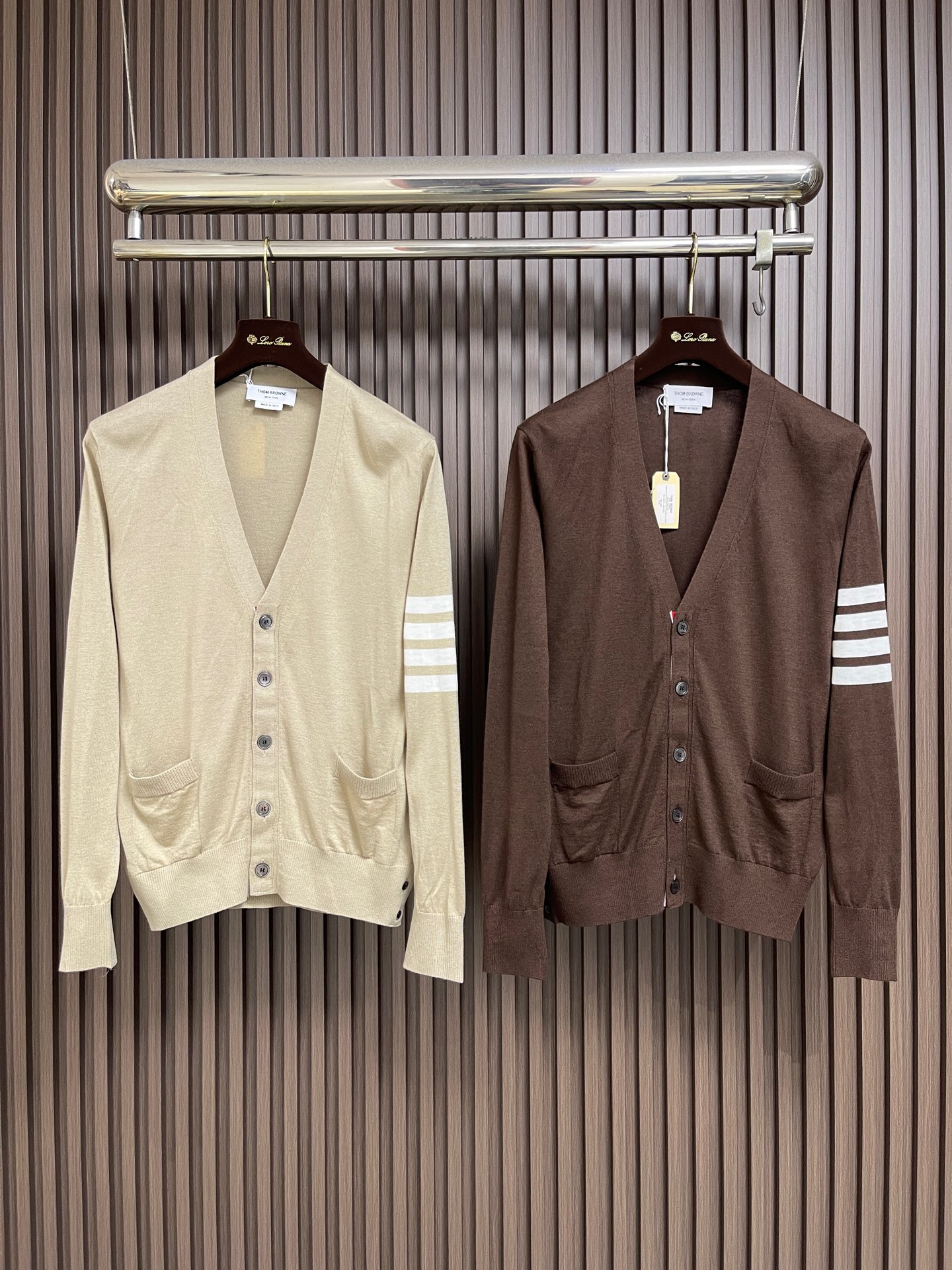 🛒🛒thom browne tb 2026ss早秋新款 细羊毛针织色织四杠V领羊毛薄款五扣  男女同款，经典V领细羊毛毛