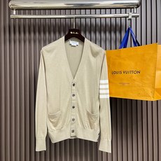🛒🛒thom browne tb 2026ss早秋新款 细羊毛针织色织四杠V领羊毛薄款五扣 男女同款,经典V领细羊毛毛 🛒🛒thom browne tb 2026ss早秋新款 细羊毛针织色织四杠V领羊毛薄款五扣 男女同款,经典V领细羊毛毛