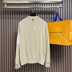 🛒🛒thom browne tb 2026ss早秋新款 细羊毛针织色织四杠V领羊毛薄款五扣 男女同款,经典V领细羊毛毛 🛒🛒thom browne tb 2026ss早秋新款 细羊毛针织色织四杠V领羊毛薄款五扣 男女同款,经典V领细羊毛毛