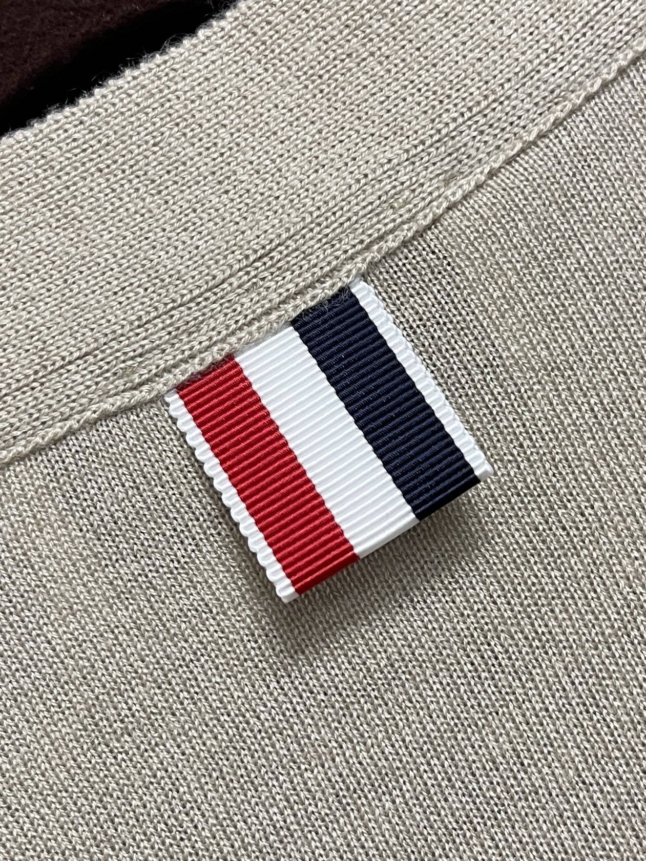 🛒🛒thom browne tb 2026ss早秋新款 细羊毛针织色织四杠V领羊毛薄款五扣 男女同款,经典V领细羊毛毛 🛒🛒thom browne tb 2026ss早秋新款 细羊毛针织色织四杠V领羊毛薄款五扣 男女同款,经典V领细羊毛毛