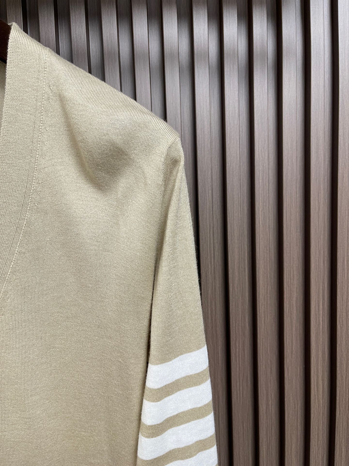 🛒🛒thom browne tb 2026ss早秋新款 细羊毛针织色织四杠V领羊毛薄款五扣 男女同款,经典V领细羊毛毛 🛒🛒thom browne tb 2026ss早秋新款 细羊毛针织色织四杠V领羊毛薄款五扣 男女同款,经典V领细羊毛毛