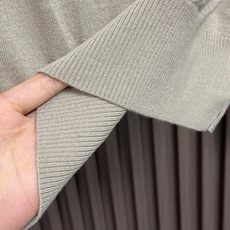 🛒🛒thom browne tb 2026ss早秋新款 细羊毛针织色织四杠V领羊毛薄款五扣 男女同款,经典V领细羊毛毛 🛒🛒thom browne tb 2026ss早秋新款 细羊毛针织色织四杠V领羊毛薄款五扣 男女同款,经典V领细羊毛毛