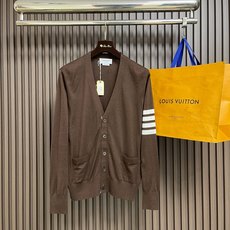 🛒🛒thom browne tb 2026ss早秋新款 细羊毛针织色织四杠V领羊毛薄款五扣 男女同款,经典V领细羊毛毛 🛒🛒thom browne tb 2026ss早秋新款 细羊毛针织色织四杠V领羊毛薄款五扣 男女同款,经典V领细羊毛毛