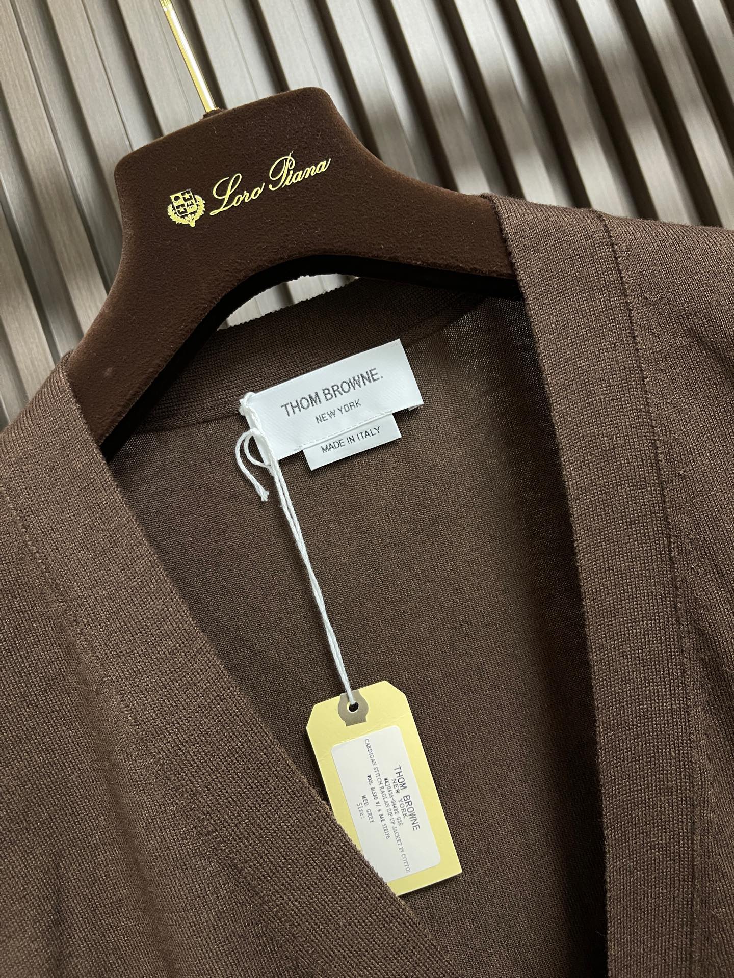 🛒🛒thom browne tb 2026ss早秋新款 细羊毛针织色织四杠V领羊毛薄款五扣  男女同款，经典V领细羊毛毛