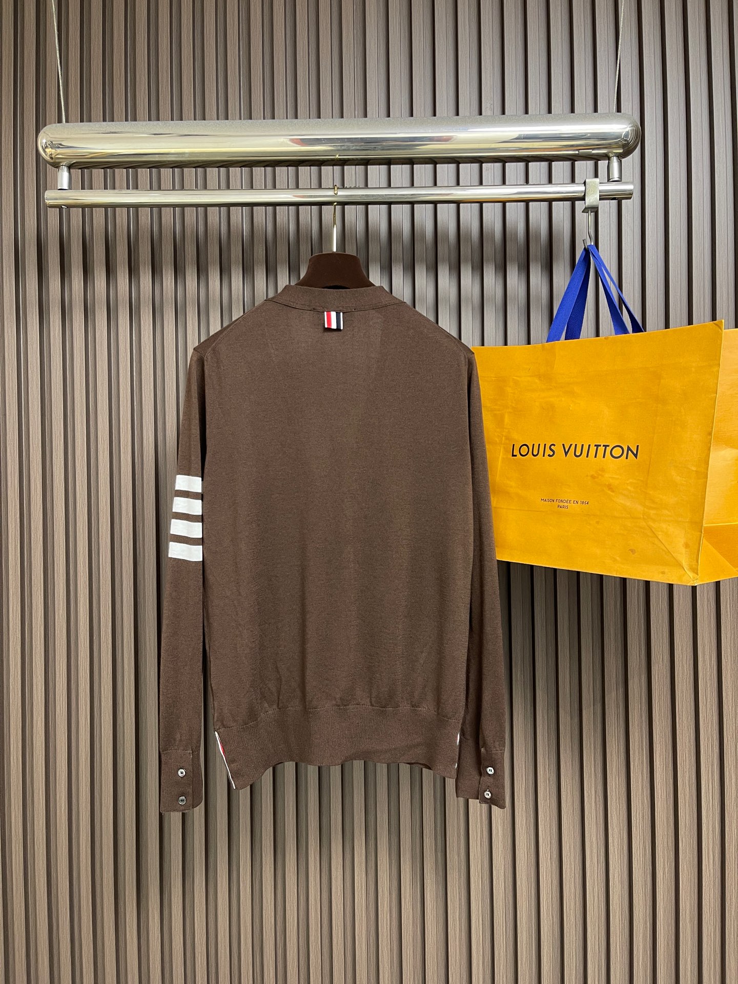 🛒🛒thom browne tb 2026ss早秋新款 细羊毛针织色织四杠V领羊毛薄款五扣  男女同款，经典V领细羊毛毛