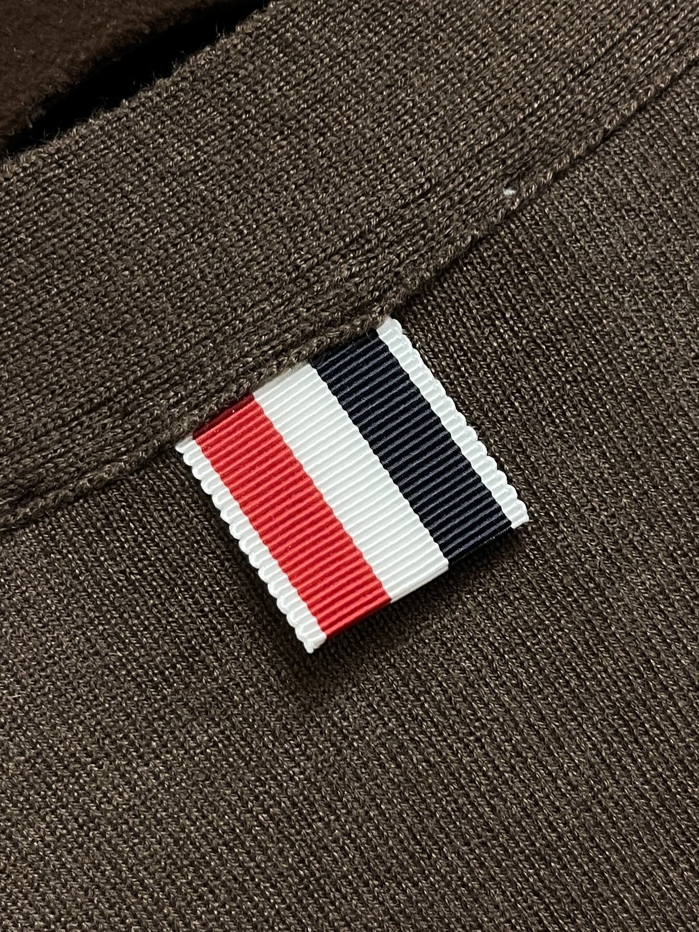 🛒🛒thom browne tb 2026ss早秋新款 细羊毛针织色织四杠V领羊毛薄款五扣  男女同款，经典V领细羊毛毛