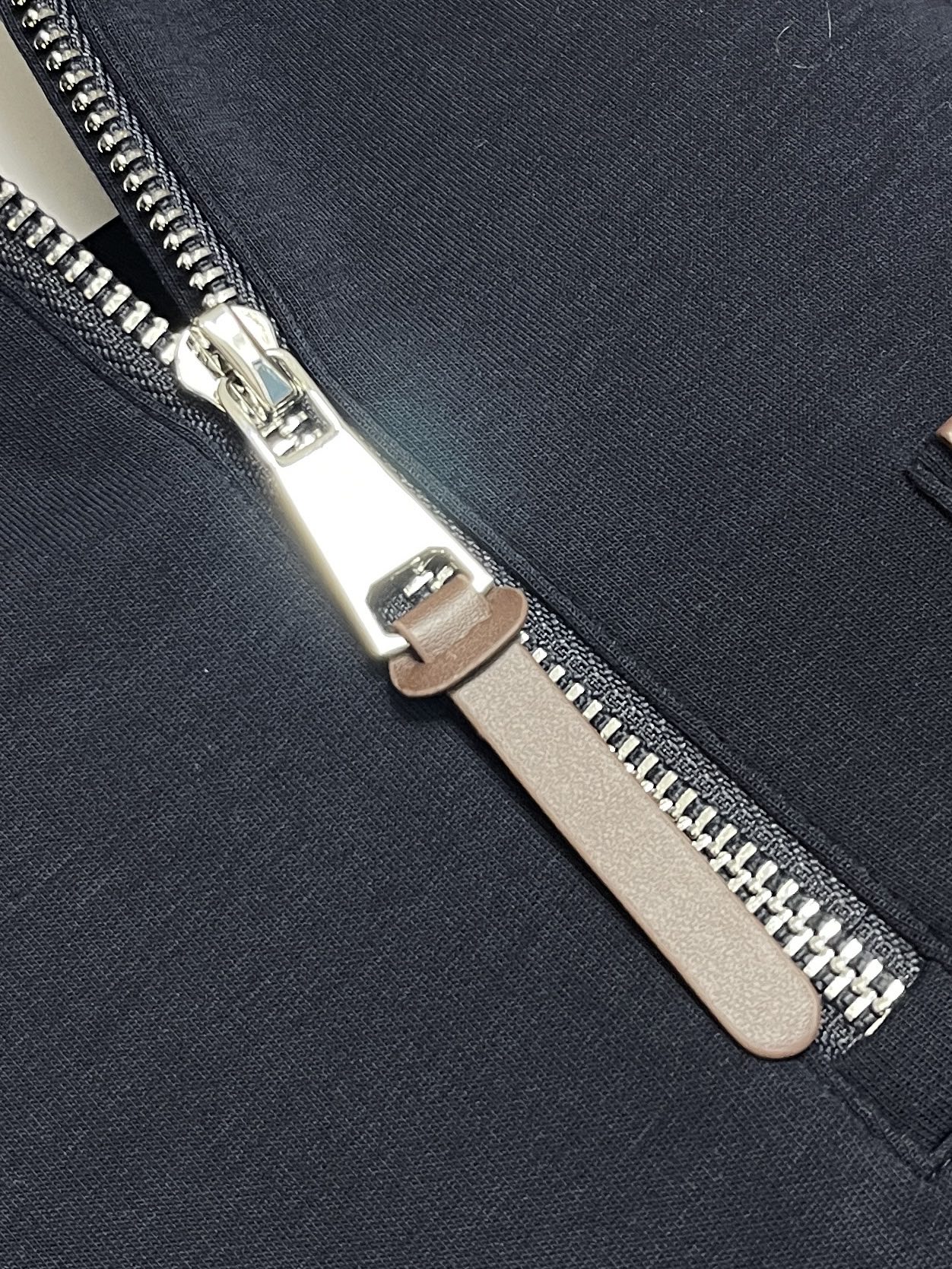 🛒🛒berluti 2026ss新品半拉链卫衣长袖Polo，胸前精致皮质图案logo，帅气时尚，简约百搭款。面料棉 不仅