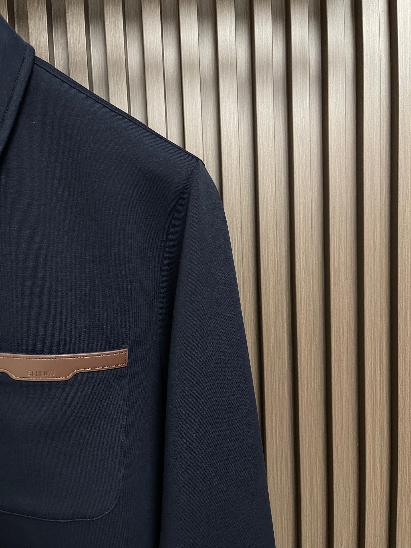 🛒🛒berluti 2026ss新品半拉链卫衣长袖Polo，胸前精致皮质图案logo，帅气时尚，简约百搭款。面料棉 不仅