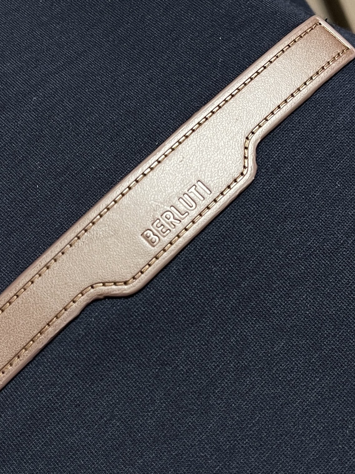 🛒🛒berluti 2026ss新品半拉链卫衣长袖Polo，胸前精致皮质图案logo，帅气时尚，简约百搭款。面料棉 不仅