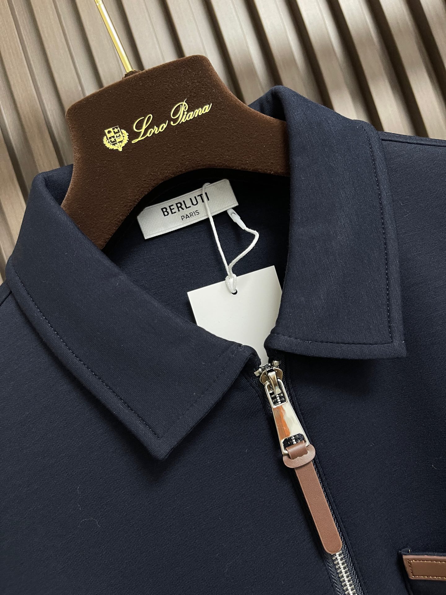 🛒🛒berluti 2026ss新品半拉链卫衣长袖Polo，胸前精致皮质图案logo，帅气时尚，简约百搭款。面料棉 不仅