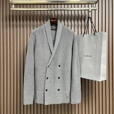 🛒🛒LV 2026SS早秋新款针织开衫外套,这款时尚的毛衫,柔软手感和造型注入现代气息。打造流畅的廓形,两排扣开合,左下 🛒🛒LV 2026SS早秋新款针织开衫外套,这款时尚的毛衫,柔软手感和造型注入现代气息。打造流畅的廓形,两排扣开合,左下