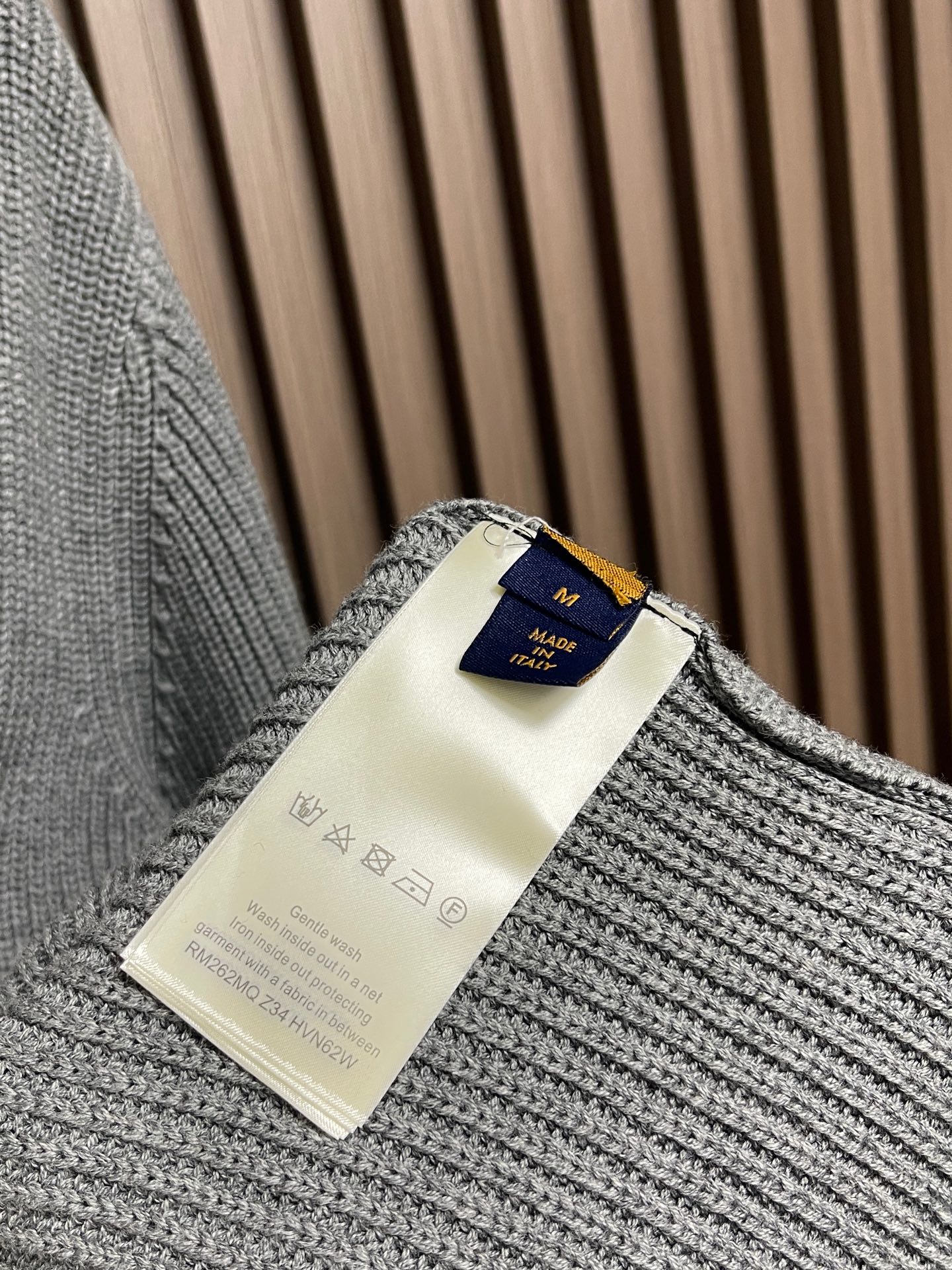 🛒🛒LV 2026SS早秋新款针织开衫外套，这款时尚的毛衫，柔软手感和造型注入现代气息。打造流畅的廓形，两排扣开合，左下