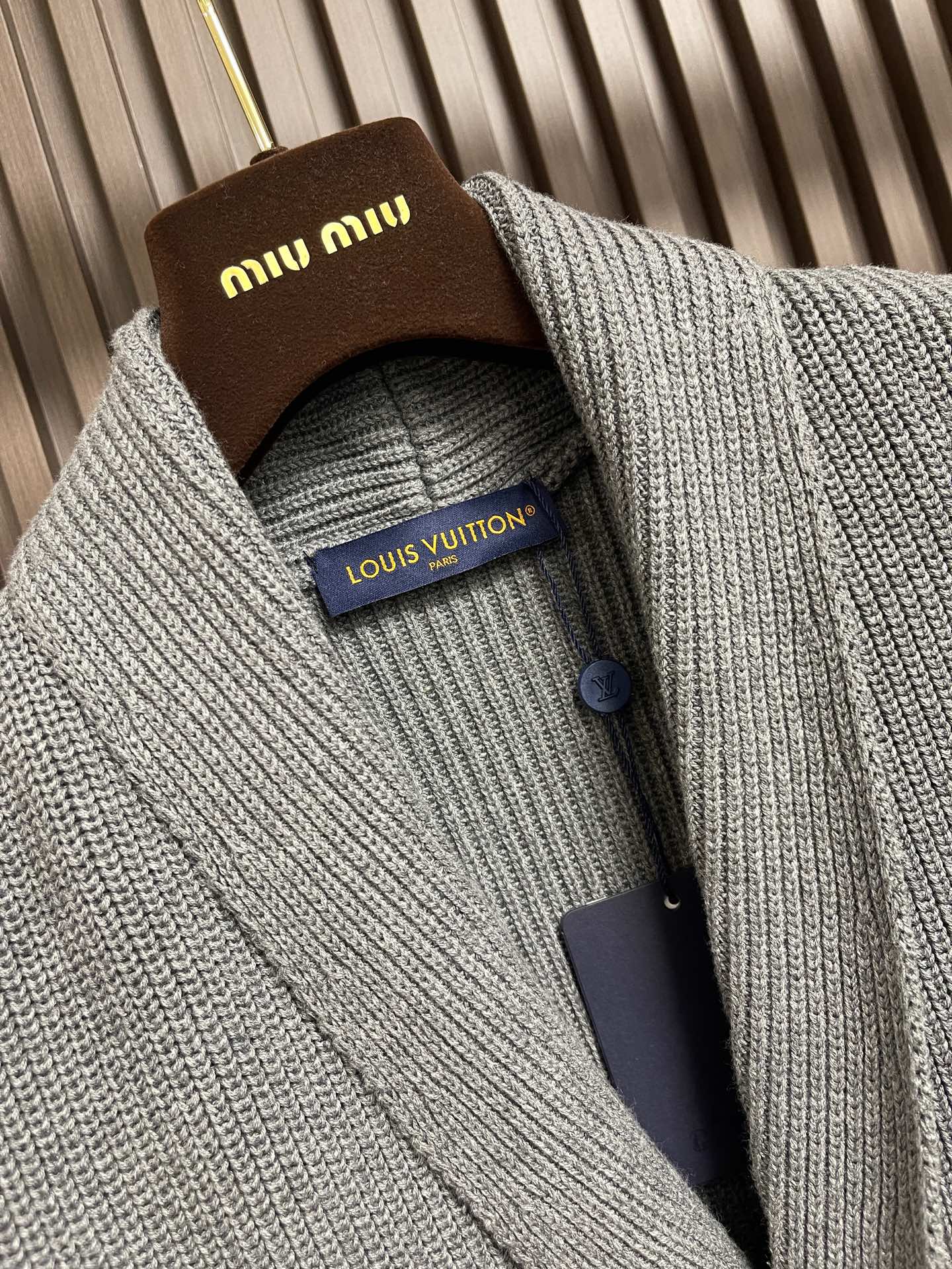 🛒🛒LV 2026SS早秋新款针织开衫外套，这款时尚的毛衫，柔软手感和造型注入现代气息。打造流畅的廓形，两排扣开合，左下