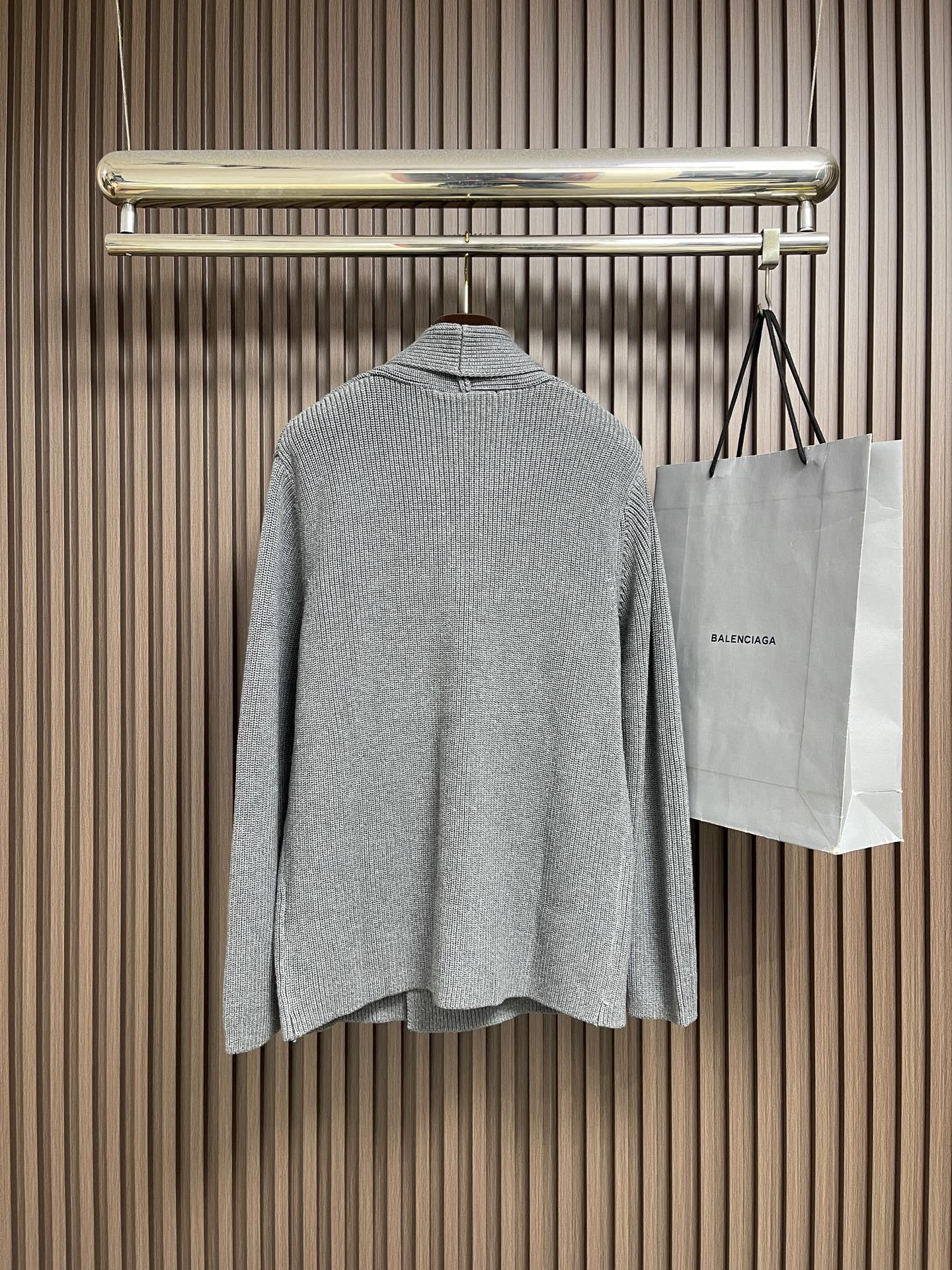 🛒🛒LV 2026SS早秋新款针织开衫外套，这款时尚的毛衫，柔软手感和造型注入现代气息。打造流畅的廓形，两排扣开合，左下