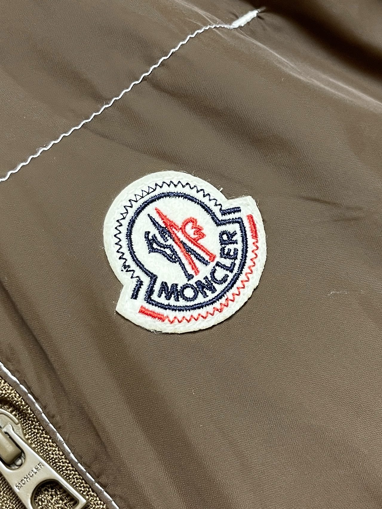 🛒🛒Moncler 徽标拉链口袋马甲外套 定制御朔轻砺凝织锦纶 轻量抗砺 御风耐候 浅棕陶土衣身 哑光织物质感内敛沉静 