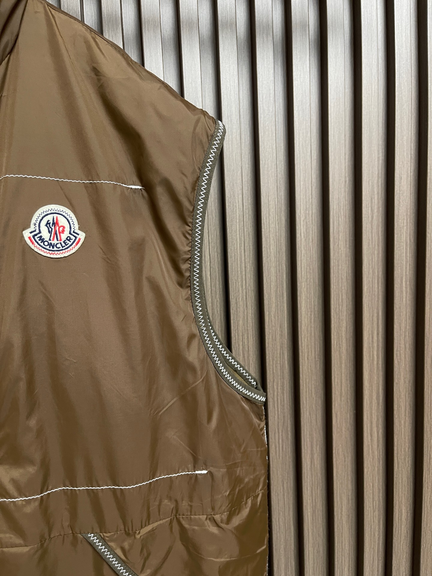 🛒🛒Moncler 徽标拉链口袋马甲外套 定制御朔轻砺凝织锦纶 轻量抗砺 御风耐候 浅棕陶土衣身 哑光织物质感内敛沉静 