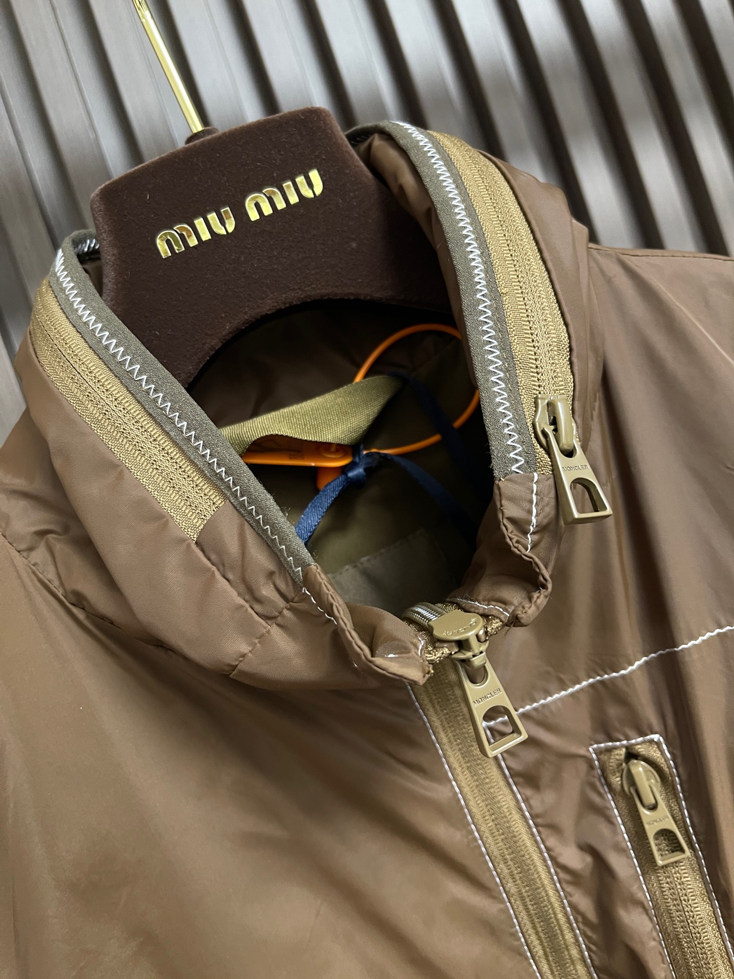 🛒🛒Moncler 徽标拉链口袋马甲外套 定制御朔轻砺凝织锦纶 轻量抗砺 御风耐候 浅棕陶土衣身 哑光织物质感内敛沉静 