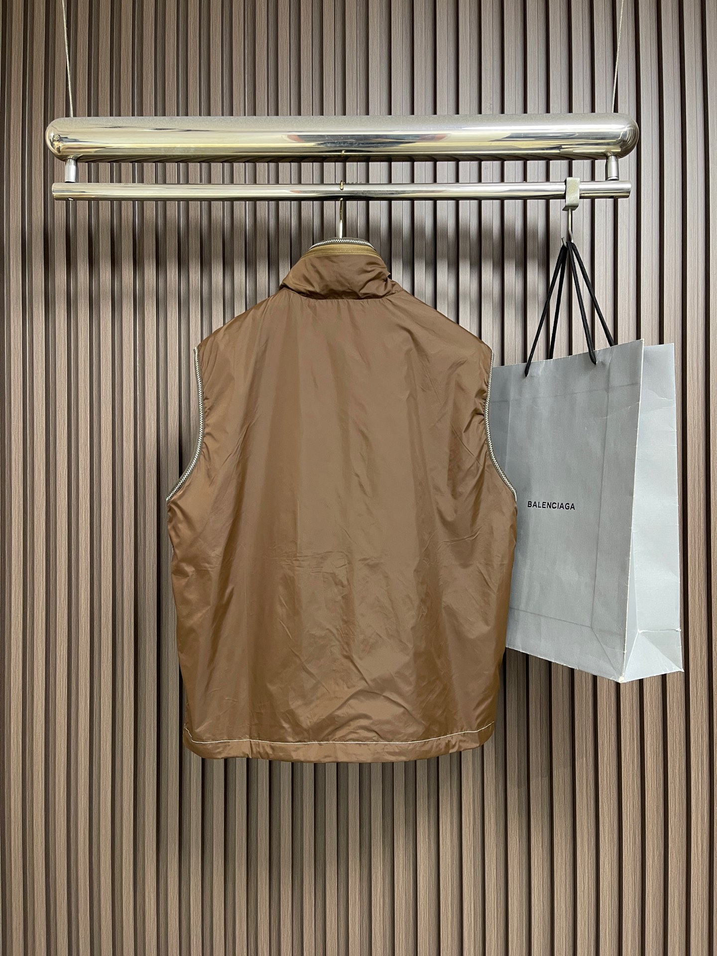 🛒🛒Moncler 徽标拉链口袋马甲外套 定制御朔轻砺凝织锦纶 轻量抗砺 御风耐候 浅棕陶土衣身 哑光织物质感内敛沉静 