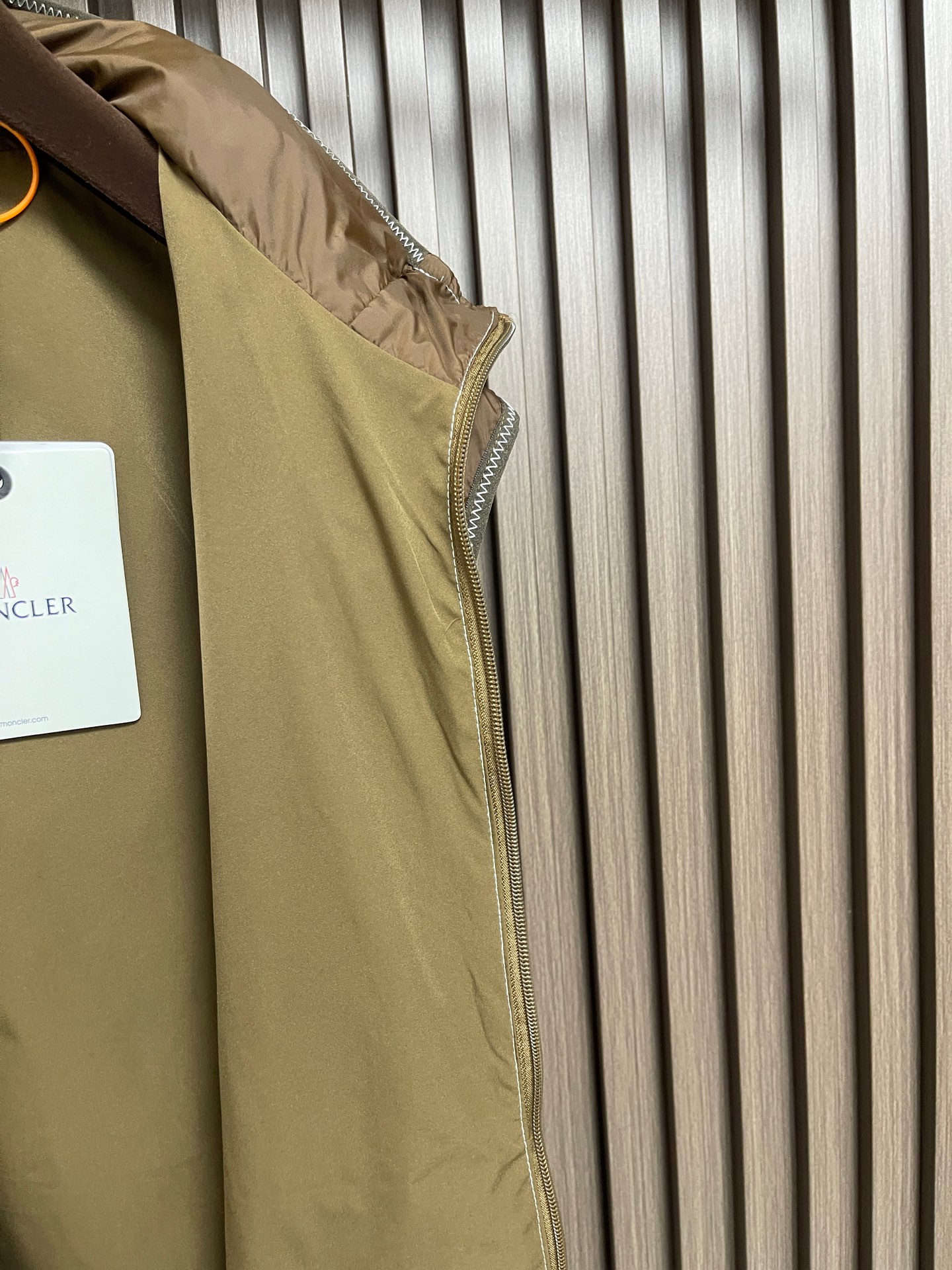 🛒🛒Moncler 徽标拉链口袋马甲外套 定制御朔轻砺凝织锦纶 轻量抗砺 御风耐候 浅棕陶土衣身 哑光织物质感内敛沉静 