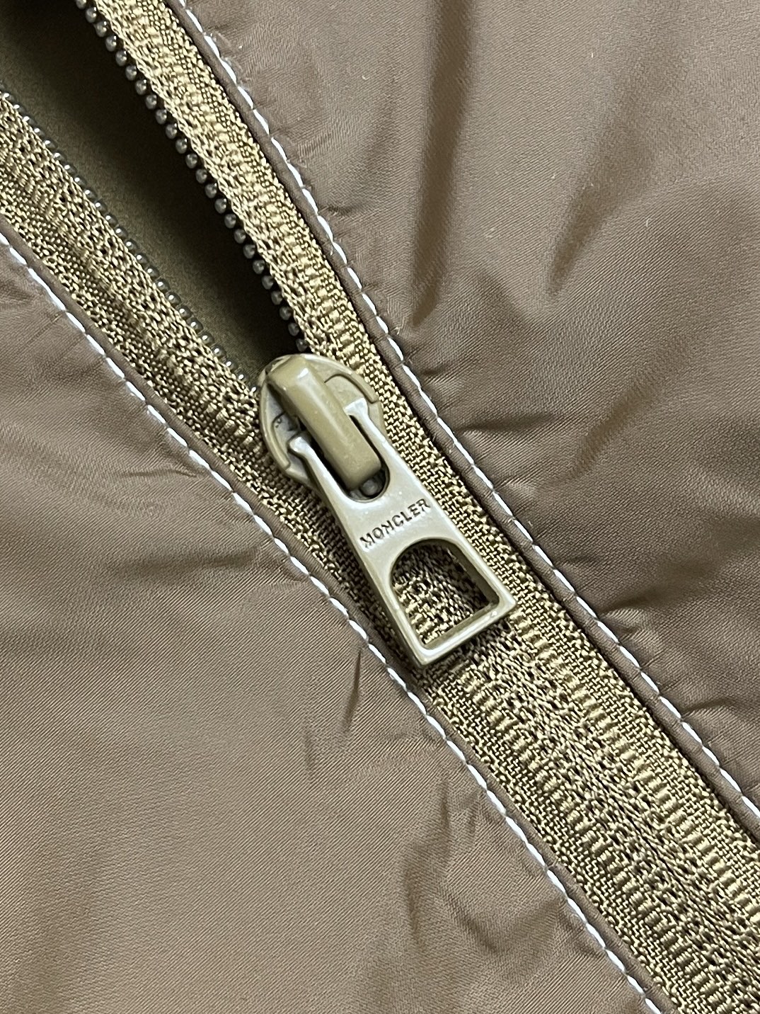 🛒🛒Moncler 徽标拉链口袋马甲外套 定制御朔轻砺凝织锦纶 轻量抗砺 御风耐候 浅棕陶土衣身 哑光织物质感内敛沉静 