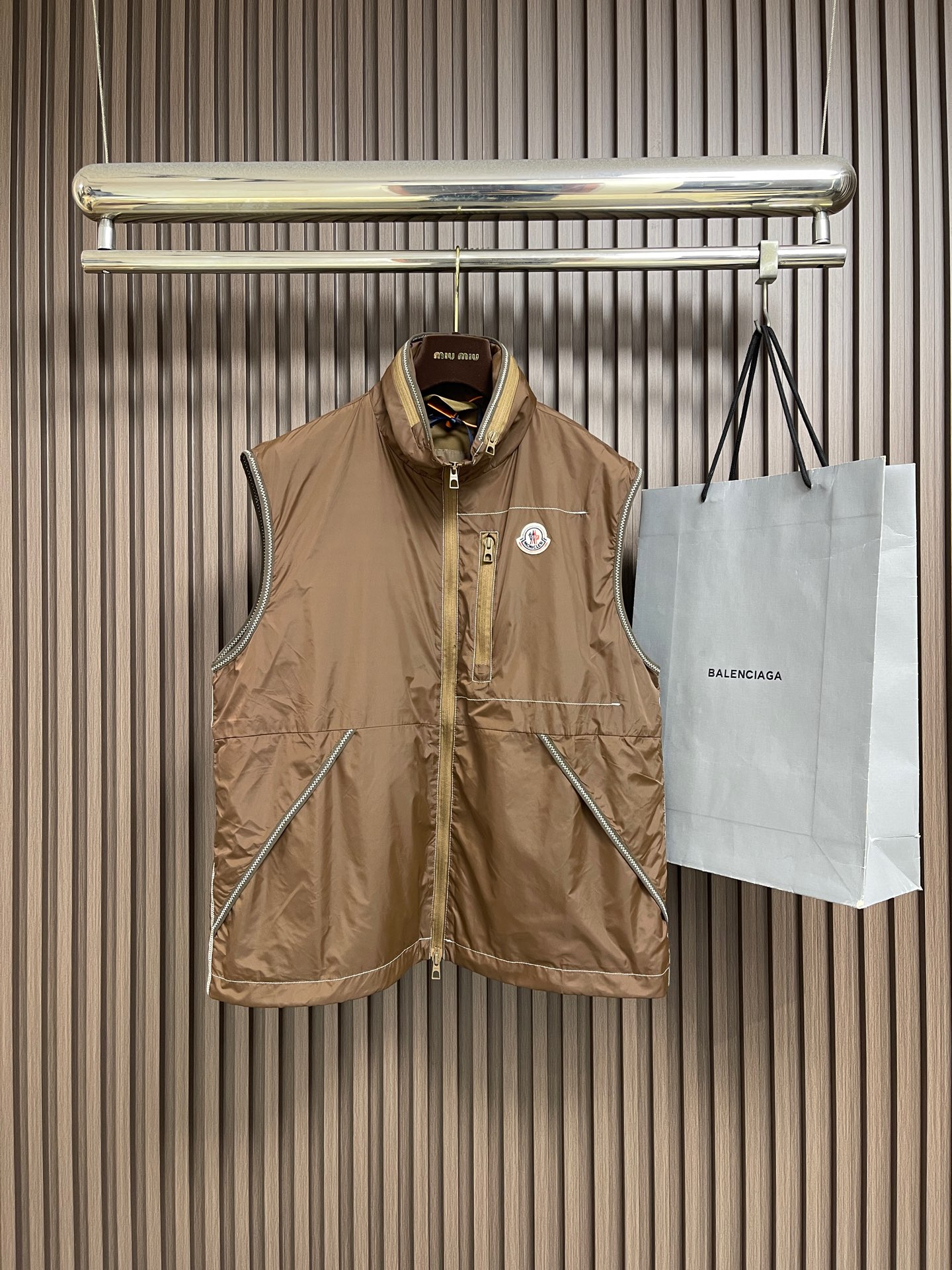 🛒🛒Moncler 徽标拉链口袋马甲外套 定制御朔轻砺凝织锦纶 轻量抗砺 御风耐候 浅棕陶土衣身 哑光织物质感内敛沉静 🛒🛒Moncler 徽标拉链口袋马甲外套 定制御朔轻砺凝织锦纶 轻量抗砺 御风耐候 浅棕陶土衣身 哑光织物质感内敛沉静