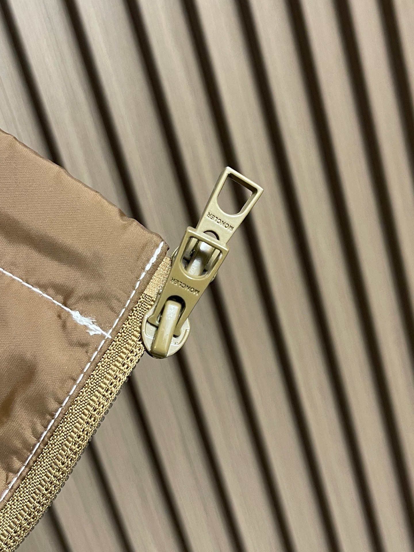 🛒🛒Moncler 徽标拉链口袋马甲外套 定制御朔轻砺凝织锦纶 轻量抗砺 御风耐候 浅棕陶土衣身 哑光织物质感内敛沉静 