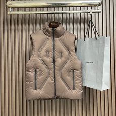 🛒🛒Zegna 高端滑雪系列男士立领羽绒马甲外套 山脊之上的轻盈堡垒 当雪线在远处铺展,风开始携带寒意,你需要一件既无惧 🛒🛒Zegna 高端滑雪系列男士立领羽绒马甲外套 山脊之上的轻盈堡垒 当雪线在远处铺展,风开始携带寒意,你需要一件既无惧