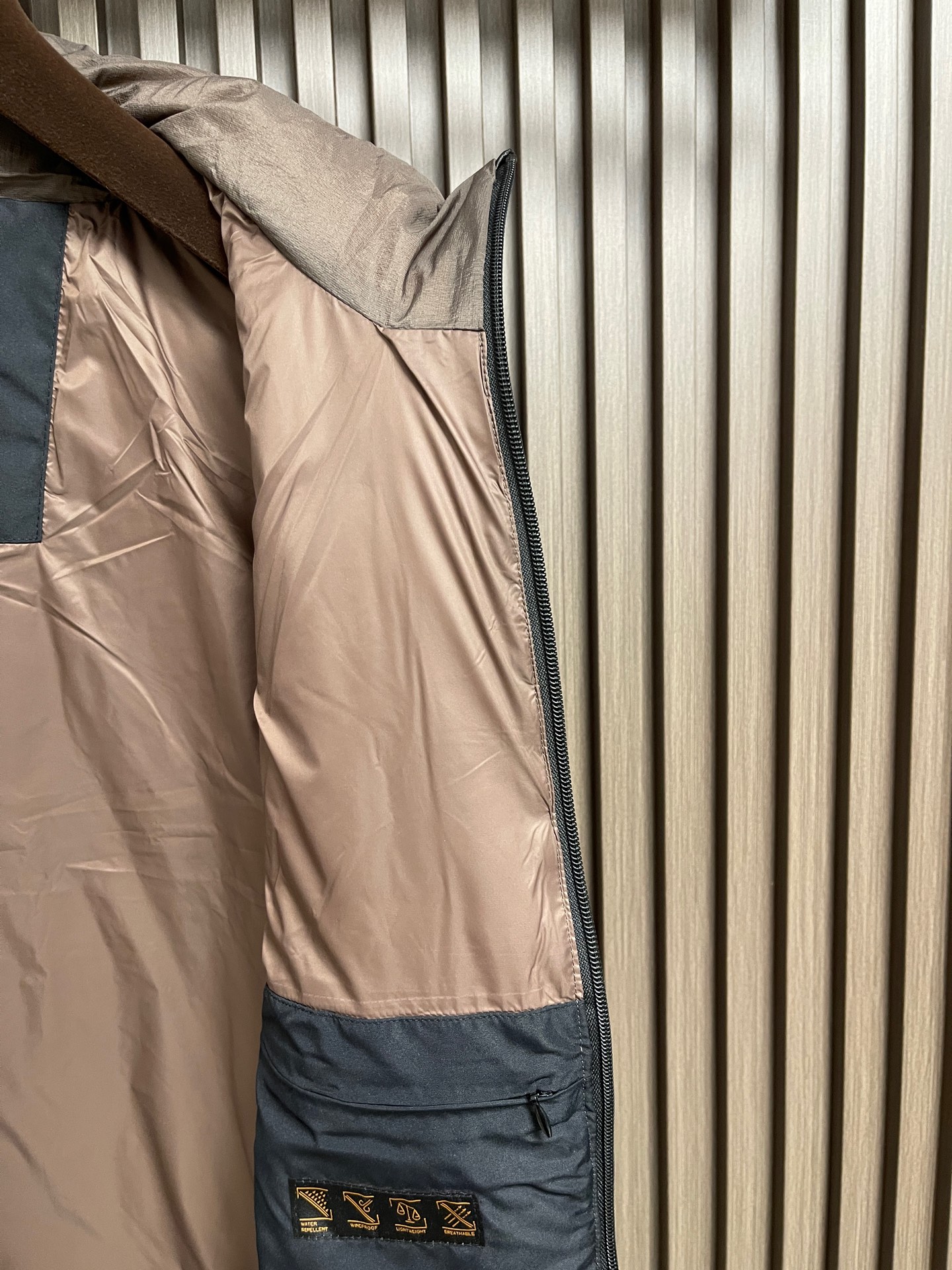 🛒🛒Zegna 高端滑雪系列男士立领羽绒马甲外套 山脊之上的轻盈堡垒 当雪线在远处铺展，风开始携带寒意，你需要一件既无惧