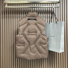🛒🛒Zegna 高端滑雪系列男士立领羽绒马甲外套 山脊之上的轻盈堡垒 当雪线在远处铺展,风开始携带寒意,你需要一件既无惧 🛒🛒Zegna 高端滑雪系列男士立领羽绒马甲外套 山脊之上的轻盈堡垒 当雪线在远处铺展,风开始携带寒意,你需要一件既无惧