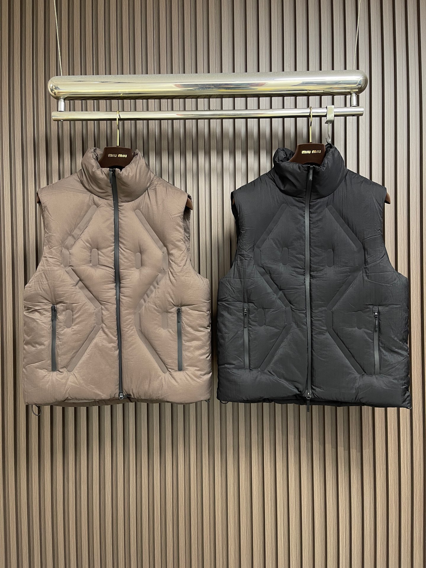 🛒🛒Zegna 高端滑雪系列男士立领羽绒马甲外套 山脊之上的轻盈堡垒 当雪线在远处铺展，风开始携带寒意，你需要一件既无惧
