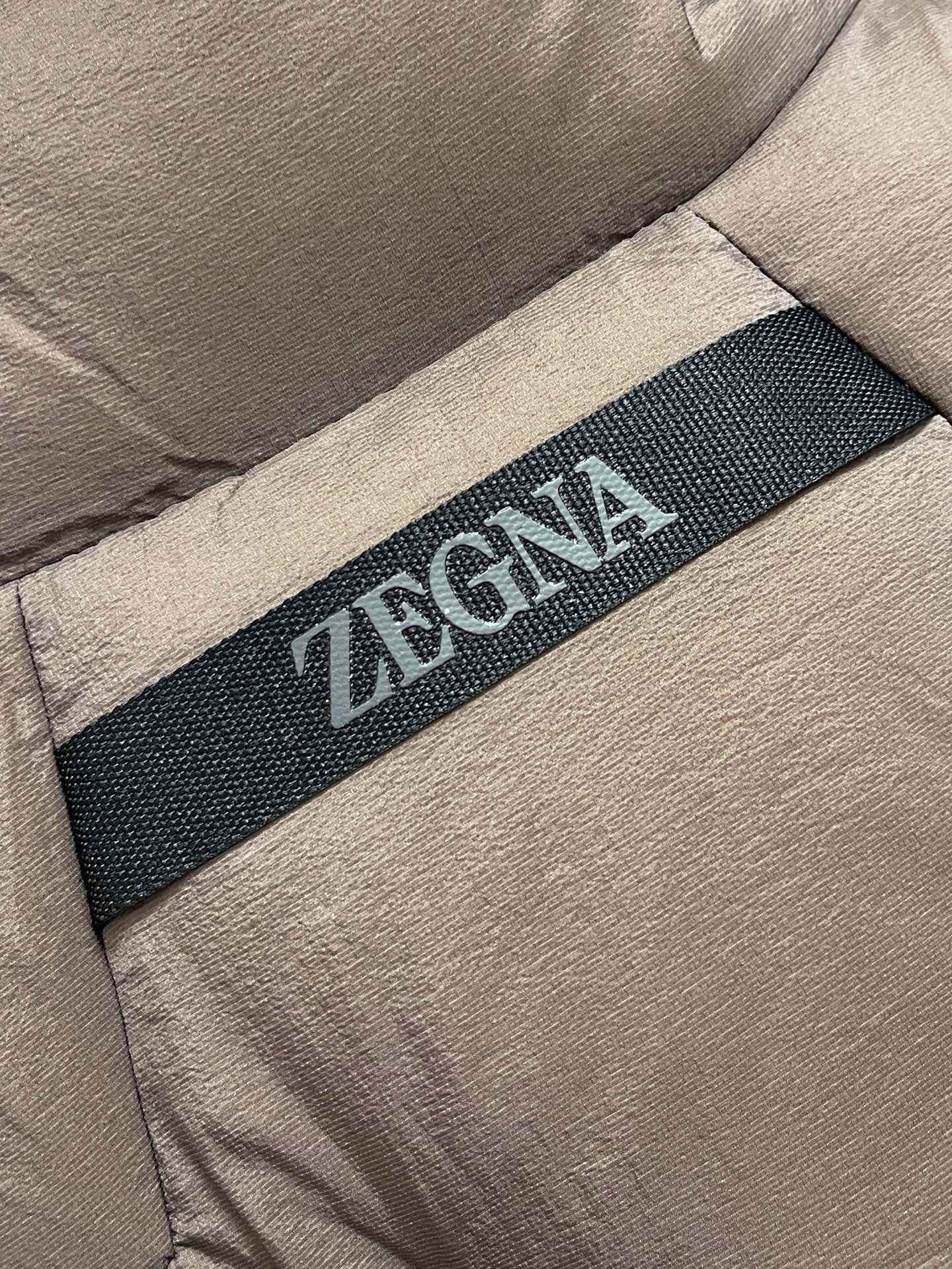 🛒🛒Zegna 高端滑雪系列男士立领羽绒马甲外套 山脊之上的轻盈堡垒 当雪线在远处铺展，风开始携带寒意，你需要一件既无惧