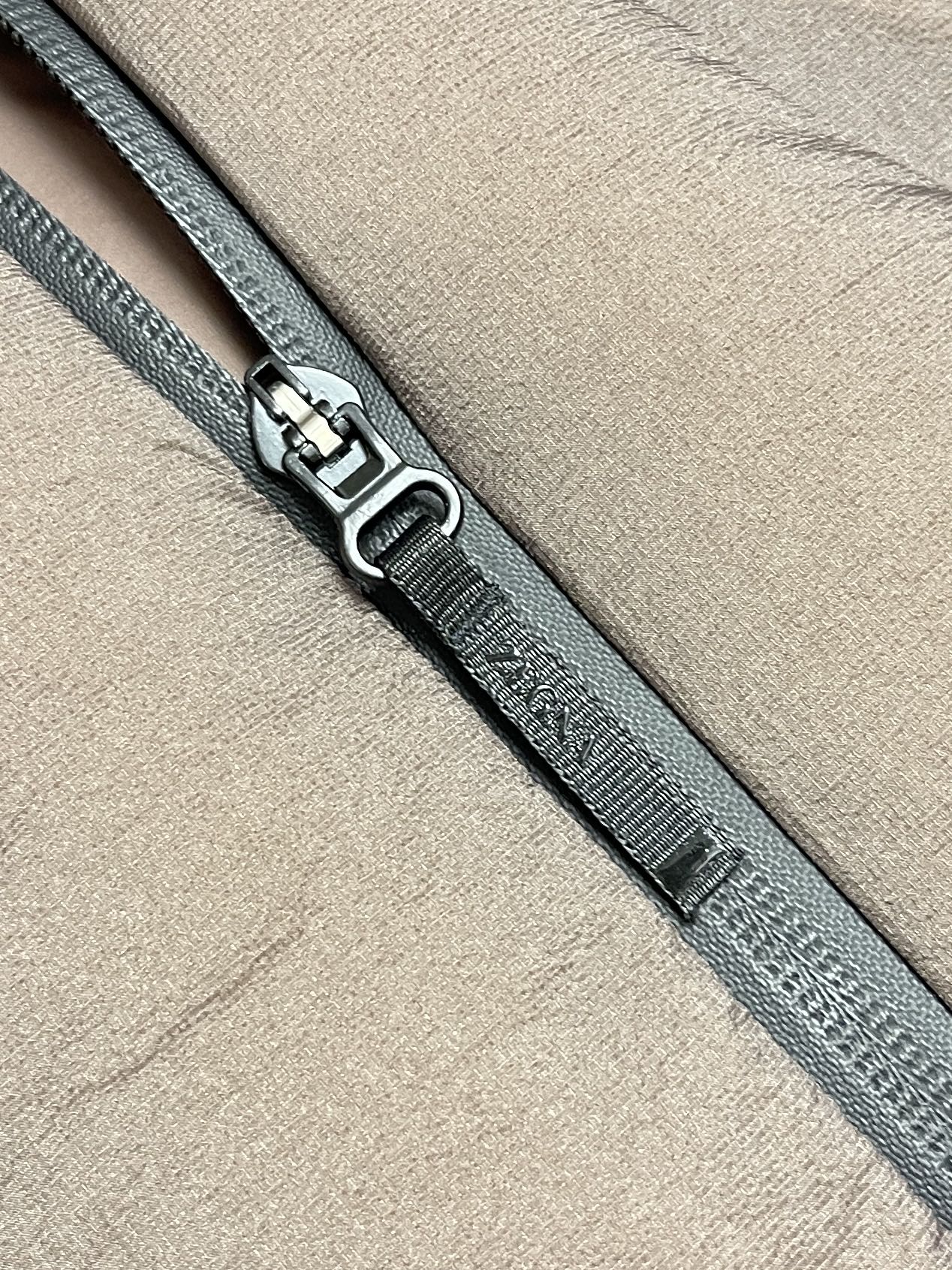 🛒🛒Zegna 高端滑雪系列男士立领羽绒马甲外套 山脊之上的轻盈堡垒 当雪线在远处铺展，风开始携带寒意，你需要一件既无惧