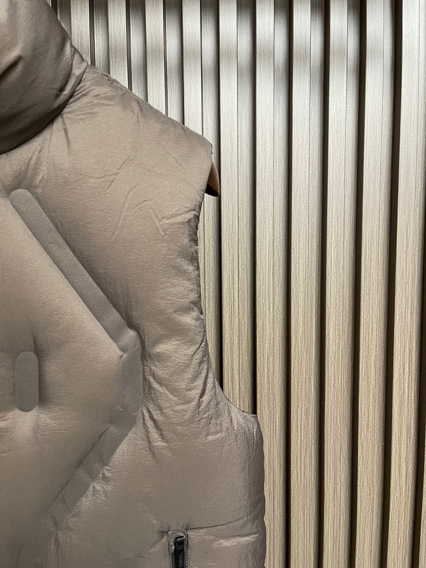 🛒🛒Zegna 高端滑雪系列男士立领羽绒马甲外套 山脊之上的轻盈堡垒 当雪线在远处铺展，风开始携带寒意，你需要一件既无惧